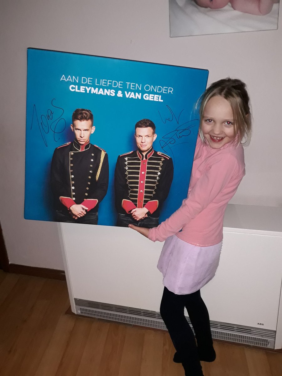 IngeDebisschop's tweet photo. Met de nodig omwegen hebben we toch onze prijs gekregen 😍 @JelleCleymans @JonasVanGeel  merci voor de #canvas van #aandeliefdetenonder . Dat er een klein meisje heel blij was hoef ik waarschijnlijk niet te zeggen 😜 https://t.co/TVRHvvB75G