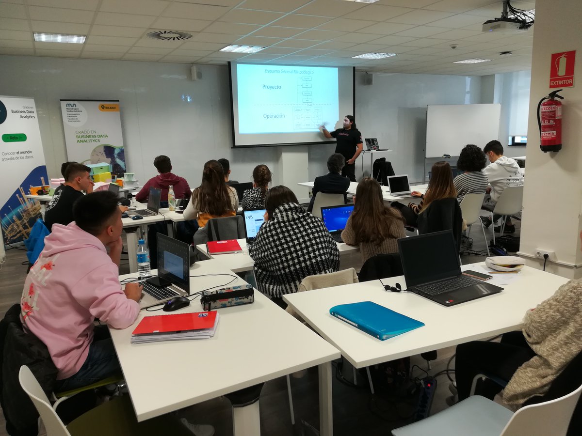 MUAnalytics's tweet photo. Ayer vino a visitarnos @vthot4 de @GrupoVersia y nos transmitió su pasión por #AIOps https://t.co/xXF3HQOJYe