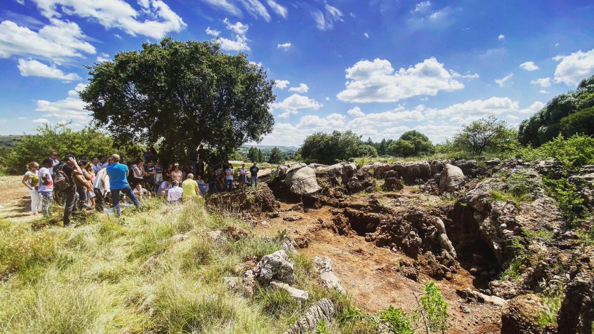 lechevallierAS's tweet photo. Great day for the 🇫🇷 team in #Kroomdrai and #Sterkfontein with Prof. José Braga and Prof. Francis Thackeray! #craddleofhumankind
📸 Marjorie Draps https://t.co/Giv5L6E4rN