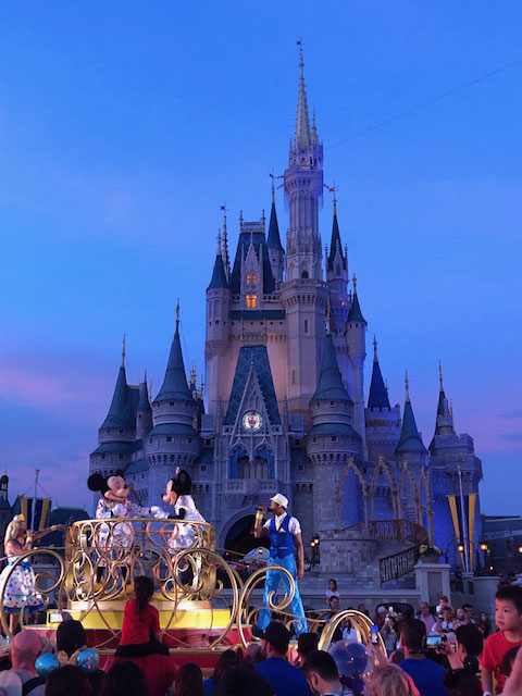 gransnet's tweet image. No matter what your age, @WaltDisneyWorld is always magical. Our editor @mslaracrisp
racked up over 20,000 steps visiting Disney on a press trip this week! 

#travel #visitorlando #multigen #sponsored @VisitOrlando