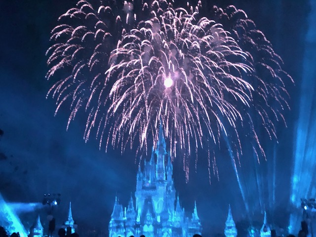 gransnet's tweet image. No matter what your age, @WaltDisneyWorld is always magical. Our editor @mslaracrisp
racked up over 20,000 steps visiting Disney on a press trip this week! 

#travel #visitorlando #multigen #sponsored @VisitOrlando