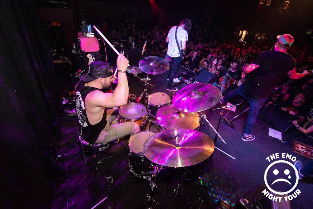 It's FINALLY showtime for the #EmoNightTour! The show starts at 8:00PM tonight. We'll see you there! 🤘 bit.ly/2Ww8cuQ