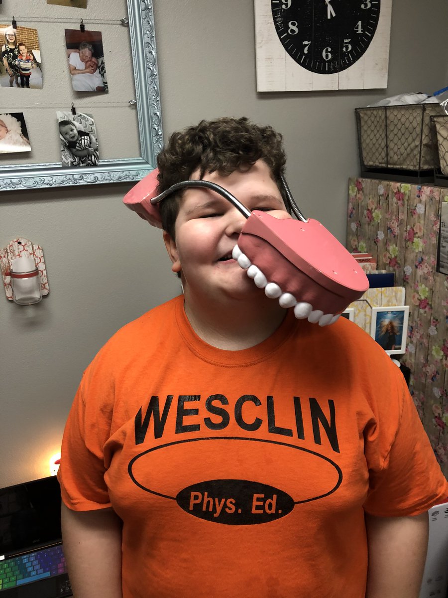 AthmerCourtney's tweet photo. Only a speech therapist and some of her favorite friends could have this much fun with a giant mouth. 🤣 #sofuntobesilly #wesclinwarriors #nbe #SLPlife https://t.co/W28QbIViBo