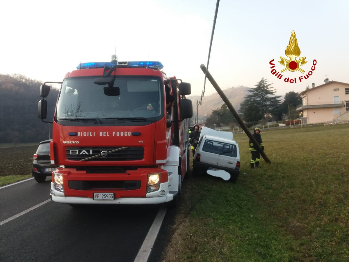vvfveneto's tweet photo. #17gennaio 15:00 #Castelgomberto(VI), autista perde il controllo dell’utilitaria lungo la SP35 in località #PeschieradeiMuzzi abbatte un palo del telefono a bordo strada e poi si allontana prima dell’arrivo dei soccorsi. #Vigilidelfuoco mettono in sicurezza il palo e l’auto https://t.co/qwUIDisoXX