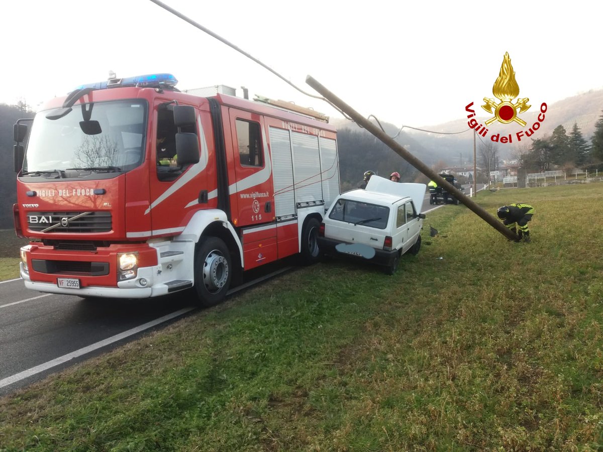 vvfveneto's tweet photo. #17gennaio 15:00 #Castelgomberto(VI), autista perde il controllo dell’utilitaria lungo la SP35 in località #PeschieradeiMuzzi abbatte un palo del telefono a bordo strada e poi si allontana prima dell’arrivo dei soccorsi. #Vigilidelfuoco mettono in sicurezza il palo e l’auto https://t.co/qwUIDisoXX