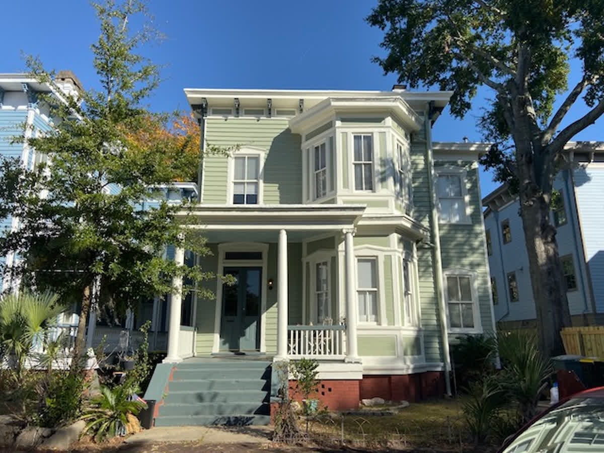 FOR RENT! Move-in Ready! Walk to Forsyth Park! 116 E Bolton St Unit 2 | Rental Rate: $1,675/Month | qoo.ly/33w7bq