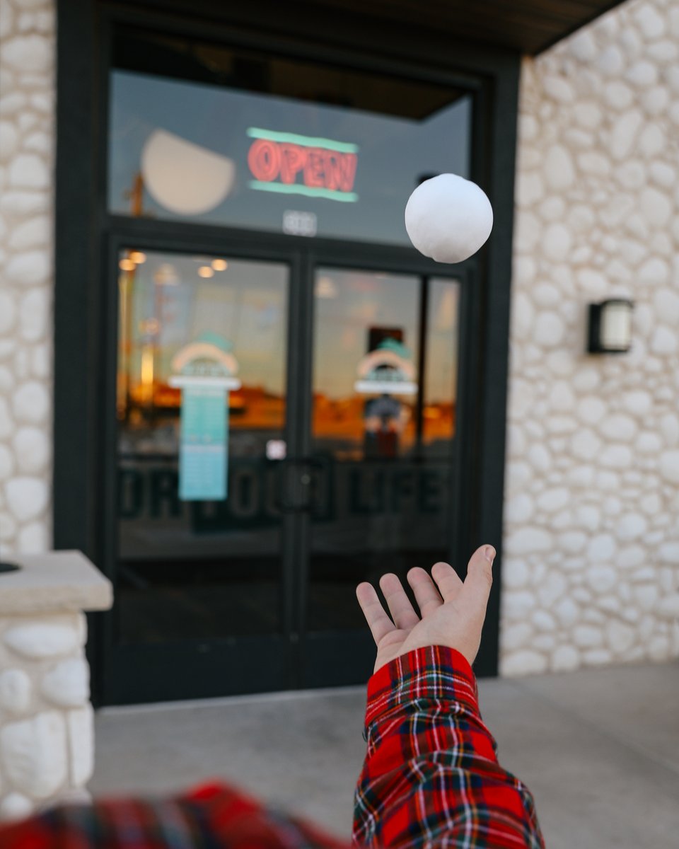 bahamabucks's tweet photo. Looking for a fun Friday activity? How about a good ol' fashioned SnoBall fight! ๐ #Sno2Throw https://t.co/twd1SgySSs