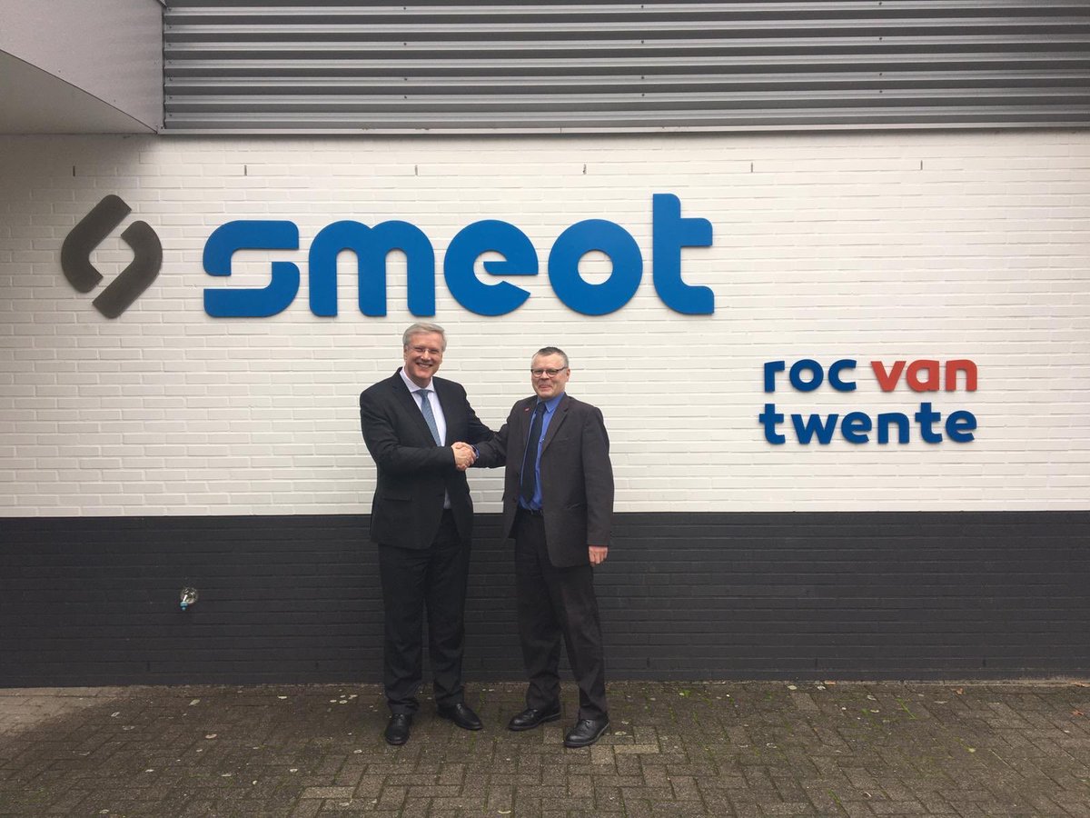 AndriesHeidema's tweet photo. Indrukwekkend hoe de ##MBO opleiding #Metaal #Mechatronica en #Verspaning door #SMEOT en @rocvantwente en bedrijfsleven in @regio_twente samen wordt vormgegeven. Enthousiaste #vakmensen https://t.co/KRe9w80egZ https://t.co/JAurs5ZYQv
