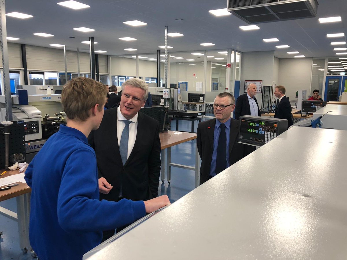 AndriesHeidema's tweet photo. Indrukwekkend hoe de ##MBO opleiding #Metaal #Mechatronica en #Verspaning door #SMEOT en @rocvantwente en bedrijfsleven in @regio_twente samen wordt vormgegeven. Enthousiaste #vakmensen https://t.co/KRe9w80egZ https://t.co/JAurs5ZYQv