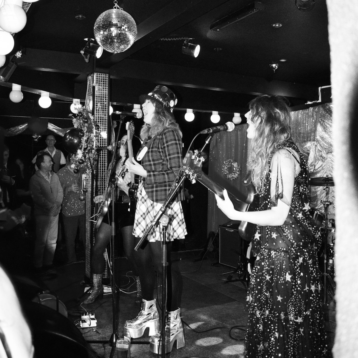 sladyofficial1's tweet photo. 2nd show announcement tomorrow morning 👊🏻

Photo by Tony Butler

#slady #sladetribute #sladyband #slade #femalefronted #femaleband #femaleslade #tributeband #supergob #jemlea #donnapowell #gobbyholder #davinahill https://t.co/IuyqwgwwkU