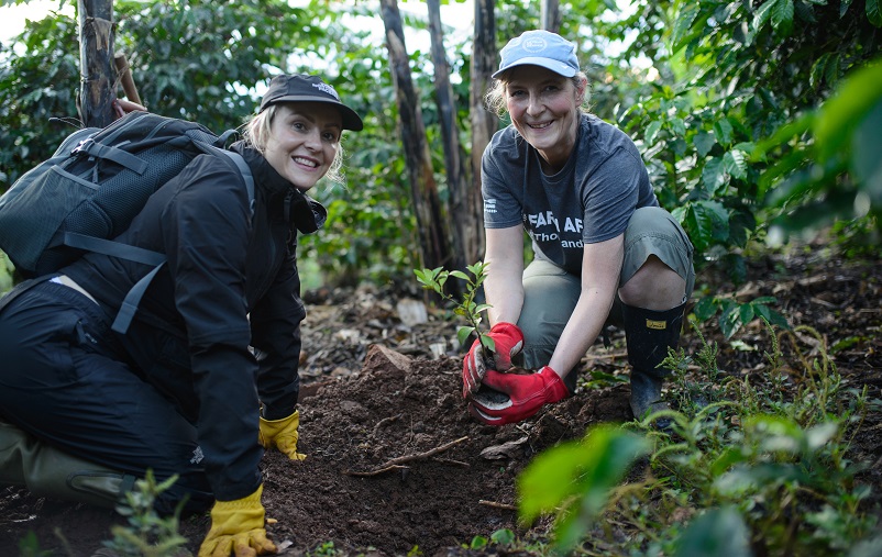 FarmAfrica's tweet photo. We challenged British food industry leaders to experience working on Ugandan coffee farms in our #ThousandTrees Challenge. Find out what @SarahLFairburn thought of her time in Kanungu.
https://t.co/GeJjSID6Q3 https://t.co/6zrDIxijEY