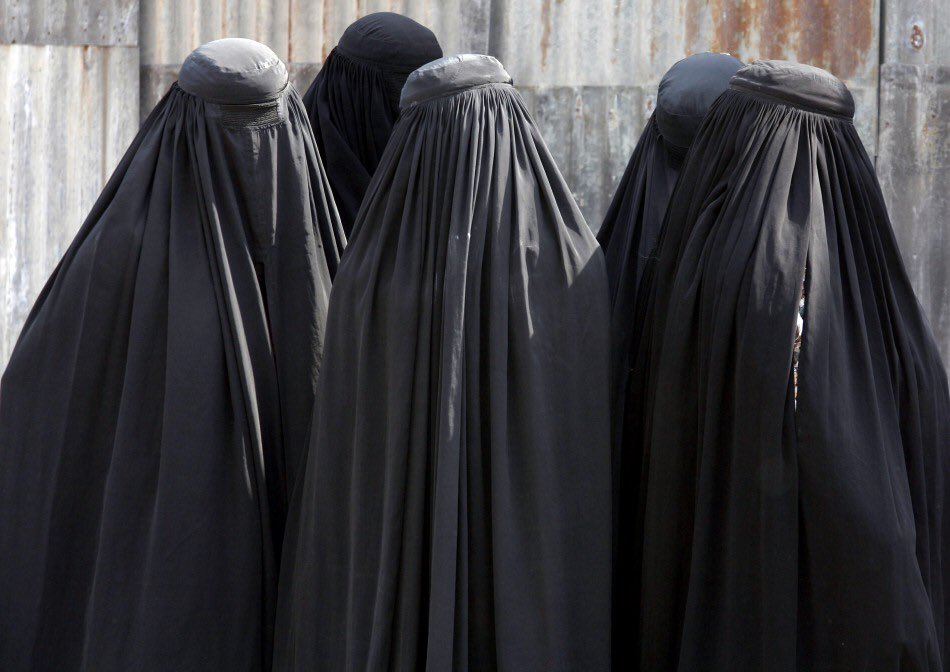 RPCitat's tweet photo. MUSIC GÖRNINGS PODCASTER

@ArmannRman: det är ändå smart av kvinnor i burka att täcka allt

för då har man ingen aning om vad som händer där under

där kan vara FEM BRUDAR som har en FEMKANT och håller på med licky licky

bara fantasin sätter gränser. https://t.co/22oisn4EN5