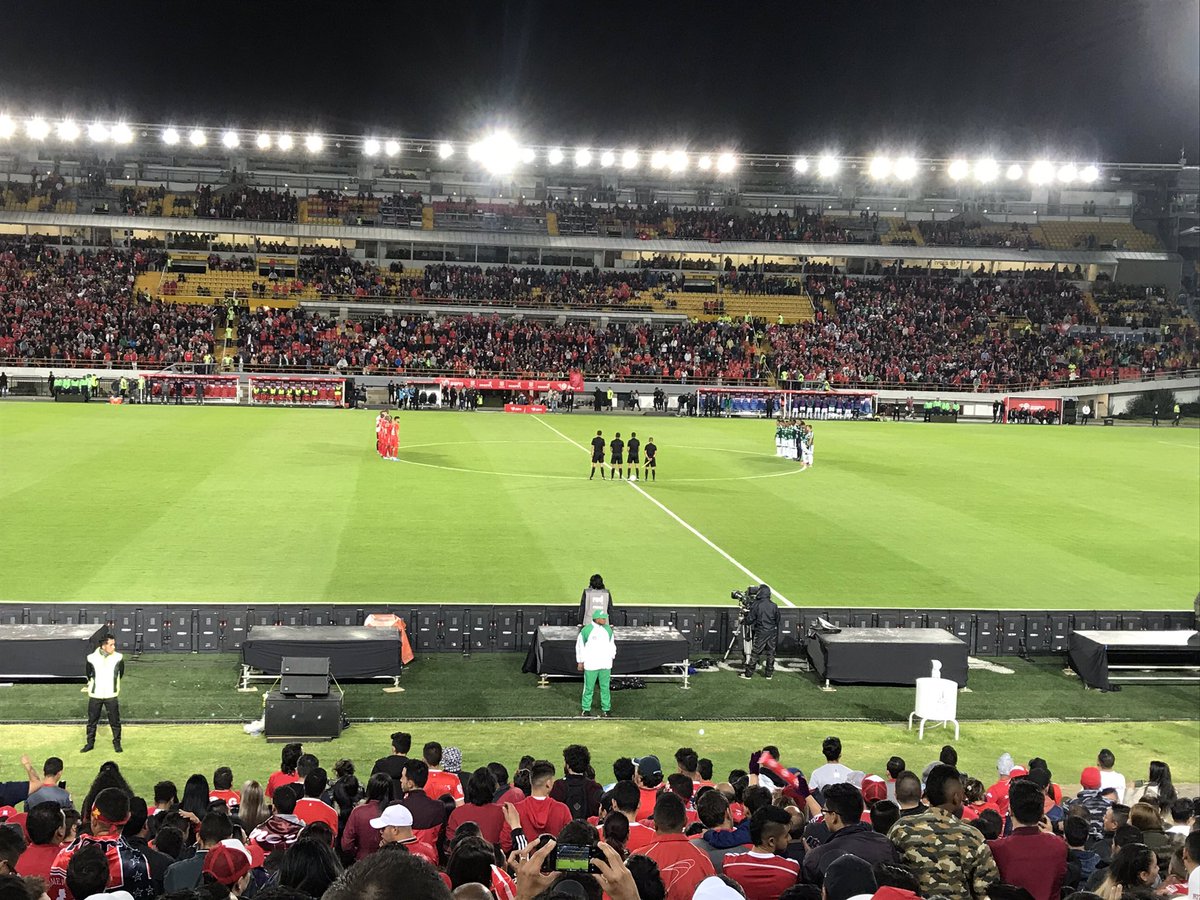 Los clásicos se ganan, que lindo es ver el Campín todo escarlata... Por ahora la tendrán que seguir chupando!!! @AmericadeCali #pasiondeunpueblo #ydalerojodale