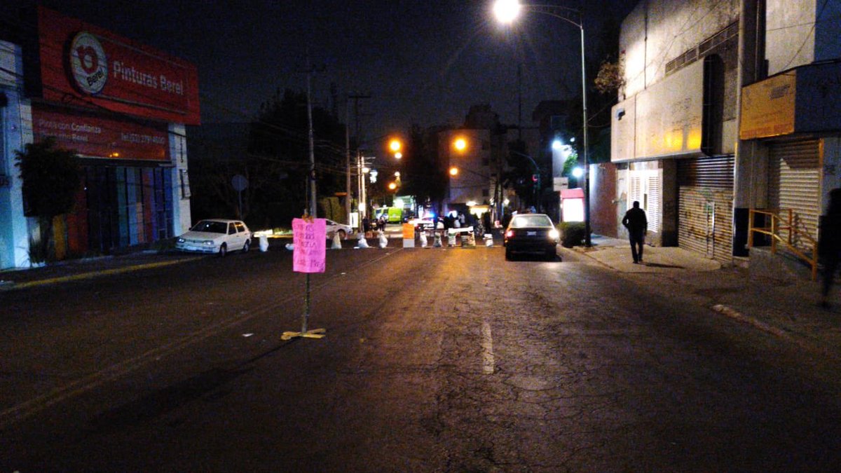 URGENTE: Solicitamos a los medios de comunicación su ayuda, la inseguridad se ha vuelto insostenible en #LasAguilas y está bloqueada Calzada de Las Águilas, sin ninguna respuesta de <a href="/LaydaSansores/">Layda Sansores</a> ni <a href="/Claudiashein/">Claudia Sheinbaum Pardo</a>. <a href="/adn40/">adnnoticiasmx</a> <a href="/ImagenTVMex/">Imagen Televisión</a> <a href="/Reforma/">REFORMA</a> @NTelevisa_com <a href="/AztecaNoticias/">Fuerza Informativa Azteca</a>