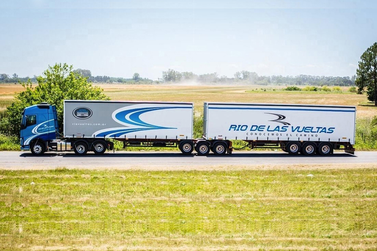 tmargdigital's tweet photo. Mirá cómo la empresa #RioDeLasVueltas ya implementó la tecnología TCI de @VolvoTrucksAR en una unidad #Bitren para el transporte de cargas.
Lee el informe 👉https://t.co/h34dv37rCr https://t.co/1EHpXgQdfw