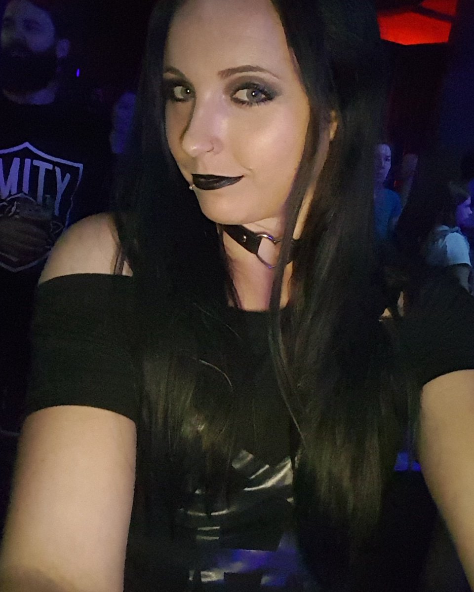 DisChickSik's tweet photo. At The Amity Affliction concert 🖤 https://t.co/qLu5Sk7hrK