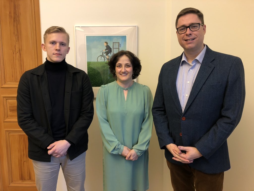 Today we met investigative journalist Elias Huuhtanen. He won the Hans Verploeg Award for Newcomer of the Year. An award for investigative journalism annually awarded at the Free Press Live event in 🇳🇱 organized by @freepressunltd , a not-for-profit, nongov organization in A’dam.