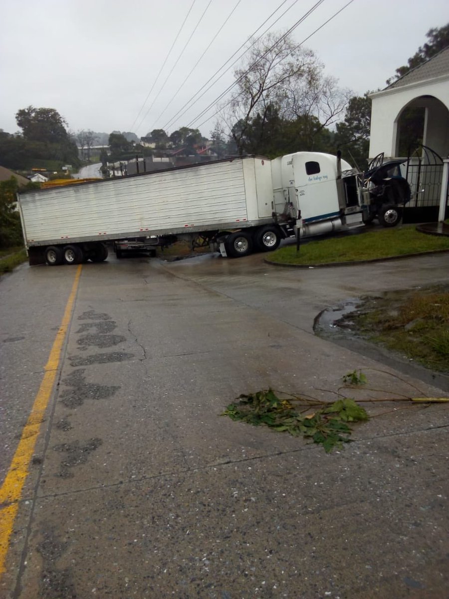 Periférico sur zona 6, no hay paso vehicular buscar vías alternas agentes Pmt regulando en el área
