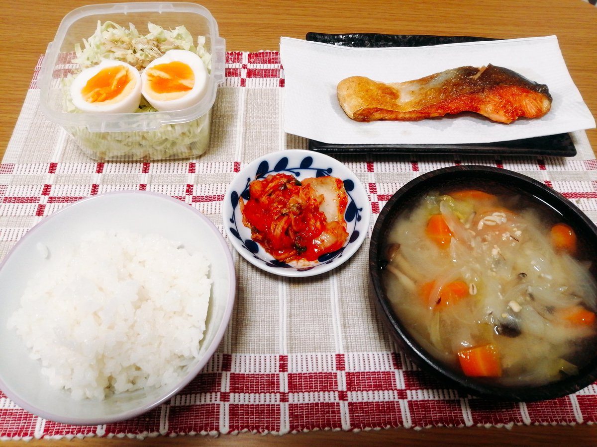 hakumai____00's tweet photo. やっと金曜日〜！
サラダはお皿にうつすの面倒くさ過ぎてタッパーから。金曜日だから許して…。

鮭、サラダ、ゆで卵、お味噌汁、キムチ
#おうちごはん https://t.co/ACcMpx3hR2
