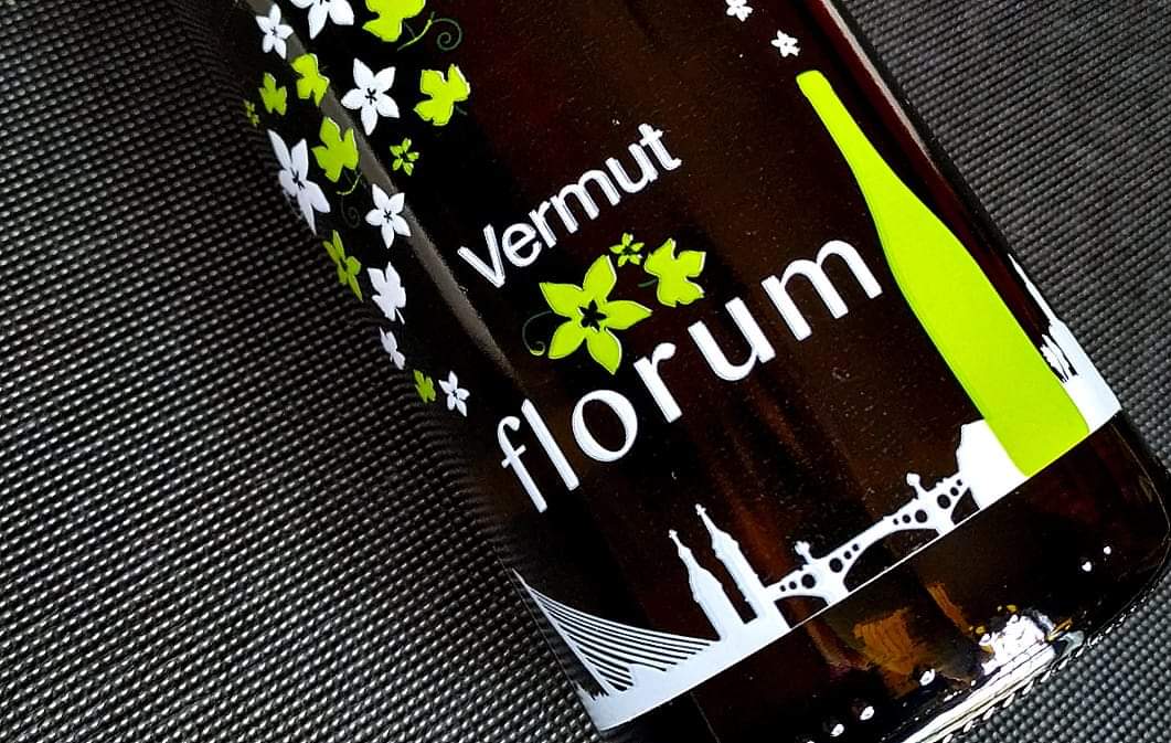 VermutFlorum's tweet photo. 🍸🍸¡Para días oscuros, Vermut #Florum Blanco!🍸🍸
😉😉¡Después no digáis que no avisamos!😉😉
¡Salud, buen #vermut y feliz #aperitivo!
#vermu #vermouth #vermutflorum #artesano #AlcaladeGuadaira #Sevilla #Andalucia #SaboresdelaProvinciadeSevilla #LaHoradelVermut #gastronomia https://t.co/E01F45pGig