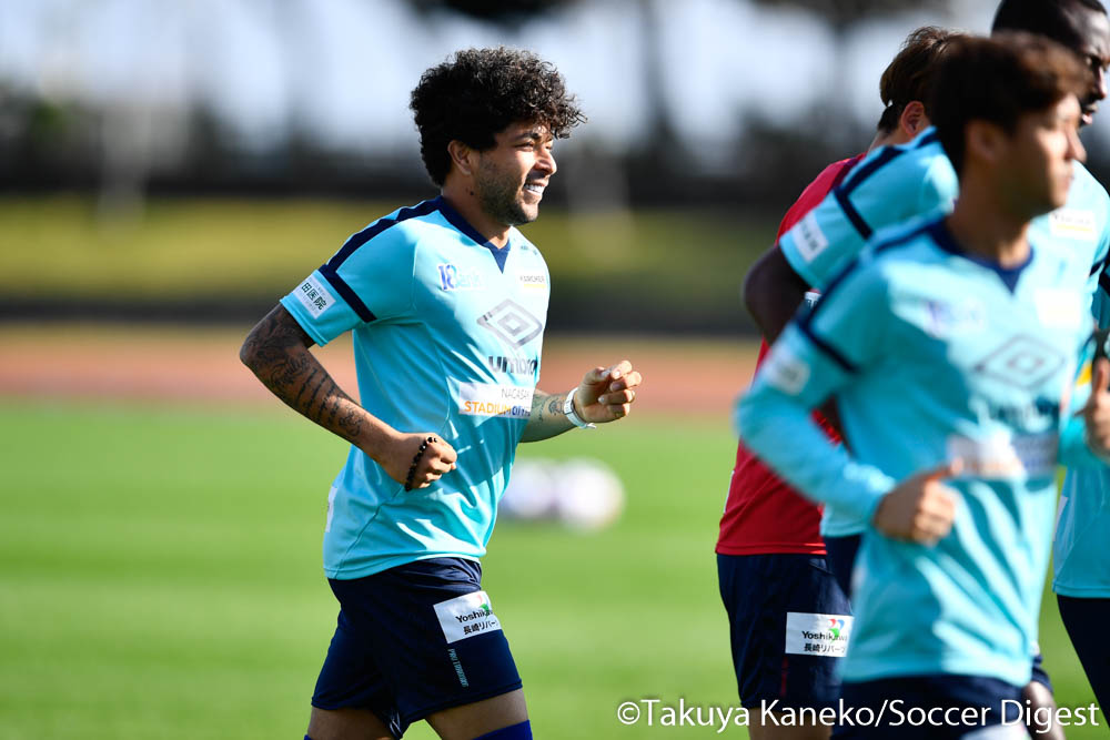 sakadai_naka's tweet photo. Vファーレン長崎に新加入したブラジル人MFのルアン選手🇧🇷
遠くから見る風貌はかつてのマラドーナにそっくり😯❓⚽✨

写真部📸金子 https://t.co/EyhgAAxzTN