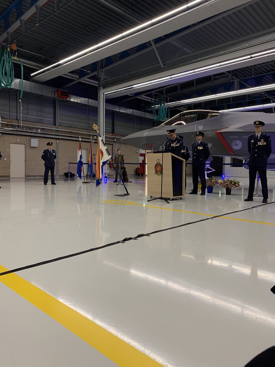 cdkfryslan's tweet photo. Oerdracht kommandant @VlbLeeuwarden. Tank oan #Stallmann, wolkom #Doorten. Sukses tawinske! @DefensieOnline @provfryslan @Gemeente_Lwd https://t.co/NIBHK9c8e4