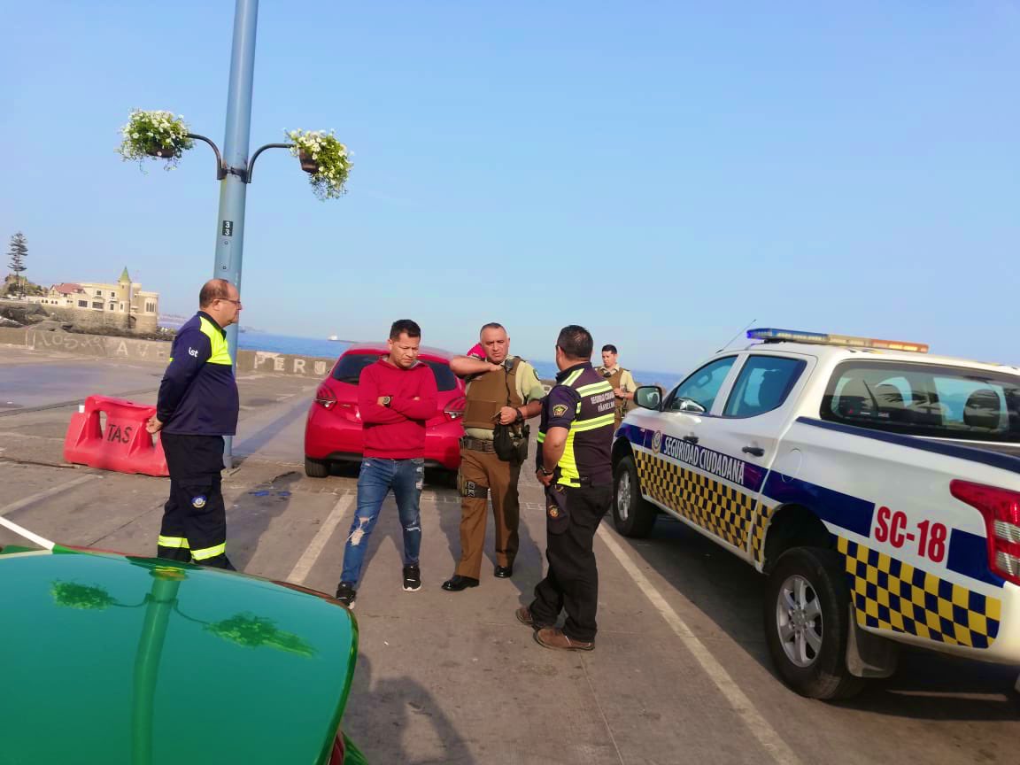 seguridadvina's tweet photo. 🔊Costado de restaurante Nogaro #viñadelmar.  se detecta vehículo con 3 ocupantes en su interior, se solicita personal de Carabineros para fiscalización ‼️
vehículo no presenta encargo, si uno de los ocupantes por ley 20.000, quien quedó detenido.

Informa: @sciudadanavina ❗️ https://t.co/Y0u3HeCv3X