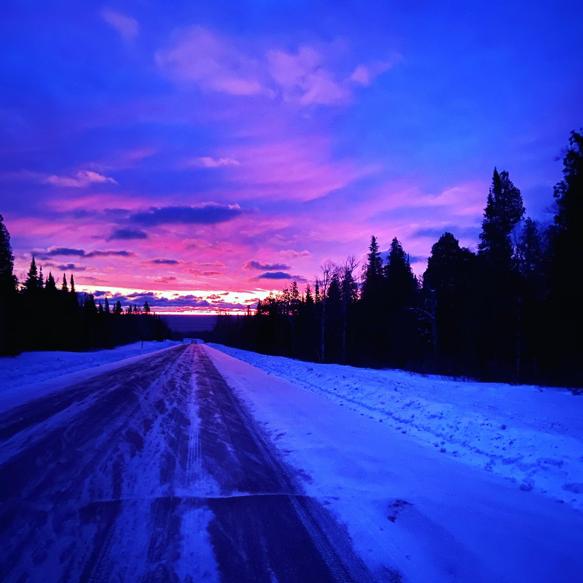 WEMSWolfRidge's tweet photo. Sunrise over the big lake #lakesuperior #sunrise https://t.co/JcFmrvuZ7x
