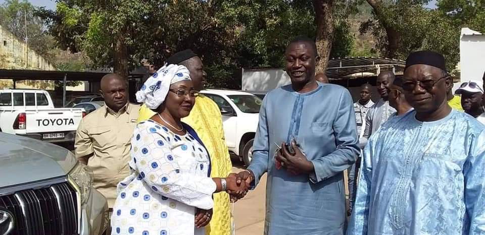 GouvernementM's tweet image. #Ministre de l’Élevage et de la Pêche. Dr Kané Rokia MAGUIRAGA a procédé ce matin à la remise de véhicules à l'Unité de Gestion.Suite➡️m.facebook.com/story.php?stor…