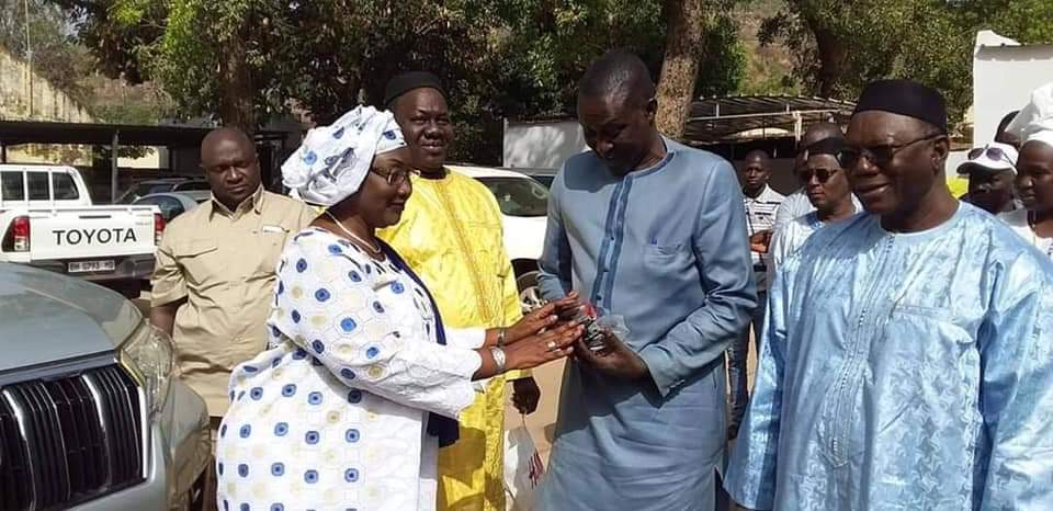 GouvernementM's tweet image. #Ministre de l’Élevage et de la Pêche. Dr Kané Rokia MAGUIRAGA a procédé ce matin à la remise de véhicules à l'Unité de Gestion.Suite➡️m.facebook.com/story.php?stor…