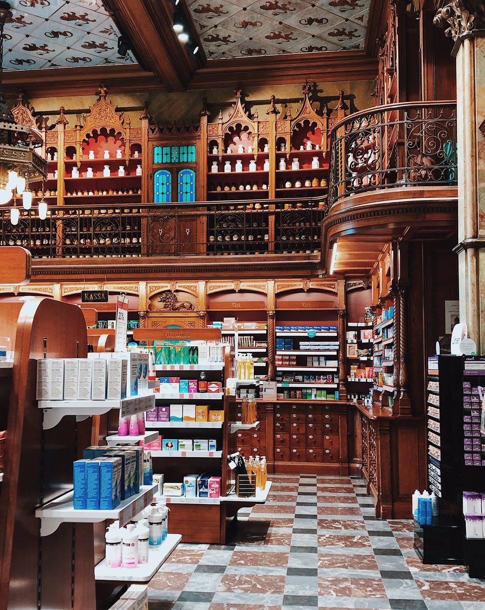 At the corner of Stortorget, you'll find Malmö's oldest pharmacy Apoteket Lejonet ✨🦁 This was one of the world's largest pharmacies at its inauguration in 1897.