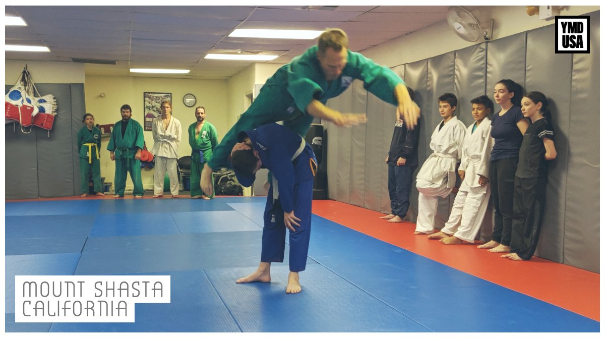 yongmudousa's tweet photo. Here's a #FlashbackFriday to our school in #MountShasta, which had a #BeltTest in December! Here's a student performing a barrier roll, which is one of the advanced techniques we teach in #yongmudo to understand rolling from a height. #yongmoodo #MartialArts https://t.co/dSWxUkhQkM