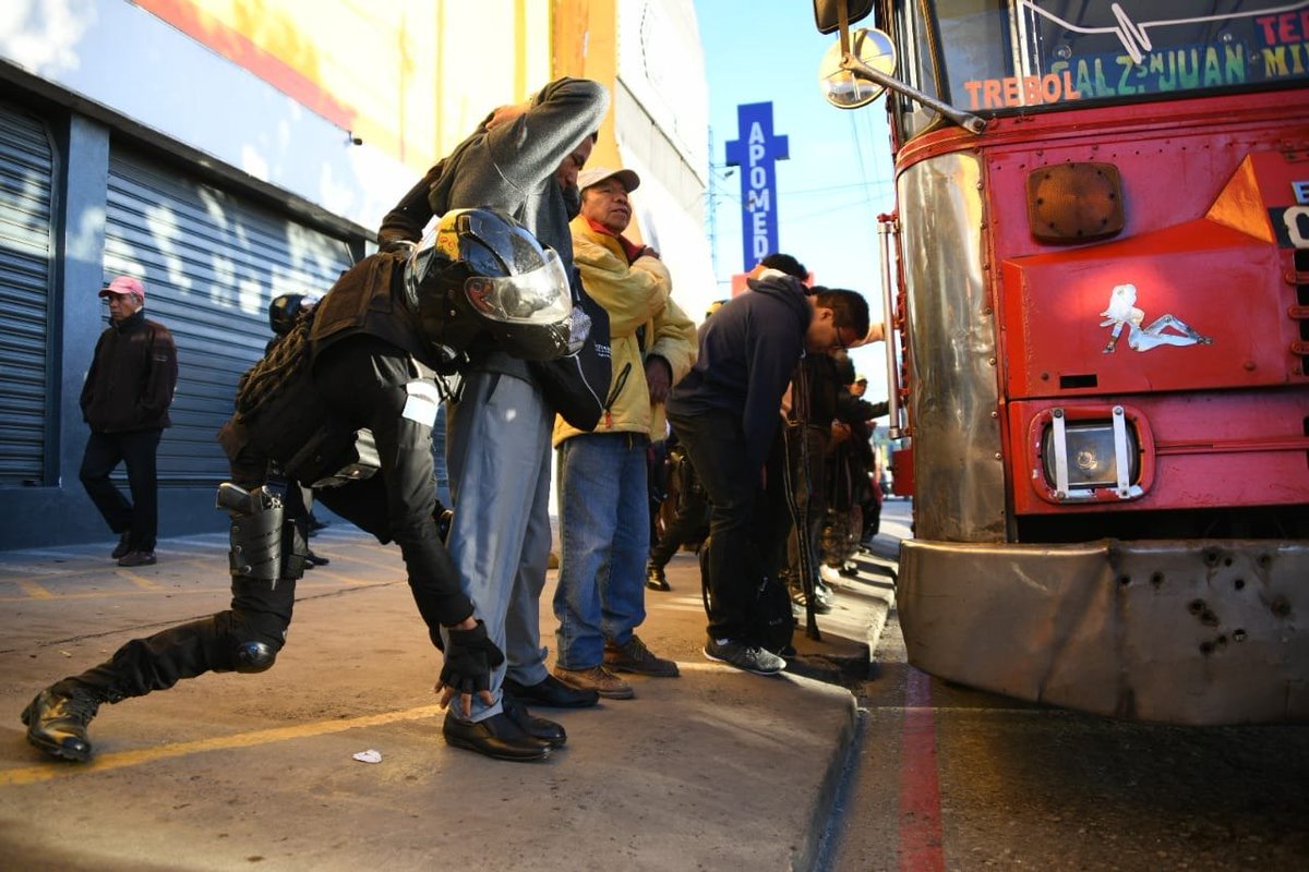 GuatemalaGob's tweet photo. #RecuperacionYControl1 | En cumplimiento al Estado de Prevención decretado en los municipios de Mixco y San Juan Sacatepéquez, se realizan las primeras diligencias judiciales de allanamiento y ejecución de órdenes de aprehensión 🚓 https://t.co/KqQ4xd3z18