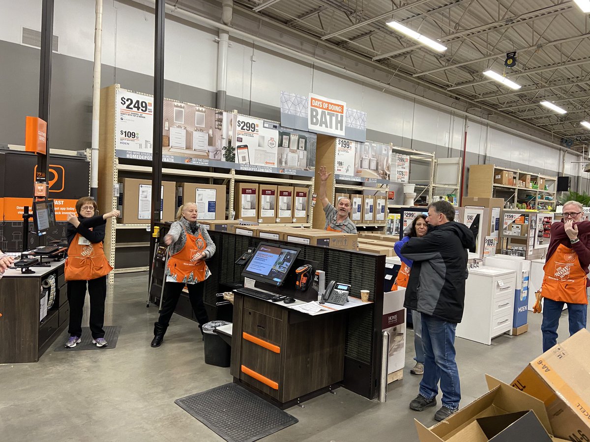 Morningggg stretchhhhhhhhhhh <a href="/963/">SANDRA</a> .... Warm up time! <a href="/0963SM_Charlie/">Charles Reiser</a> <a href="/MightyquinnH/">@mightyquinn_homedepot</a> <a href="/Tino_Longobardi/">Tino Longobardi</a>