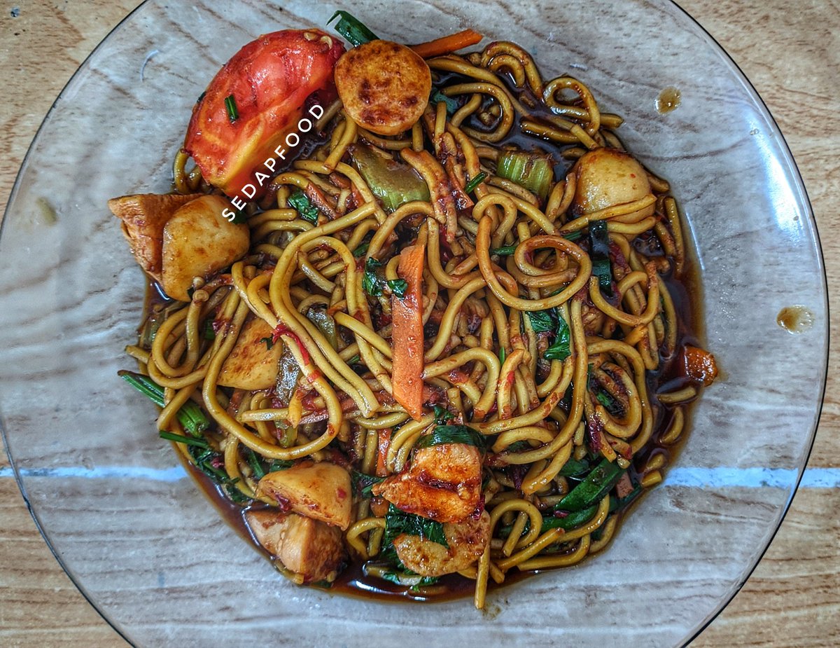sedapfood's tweet photo. {Thread}
RESEPI MUDAH MEE GORENG BASAH:
Bahan2: 
✔️ 1 biji bawang besar**
✔️ 2 biji bawang putih**
✔️ 10 tangkai cili kering**
✔️ 2 genggam mee kuning | rendam air panas &amp; tos
✔️ Ayam @ fishball
✔️ Daun sup daun bawang
✔️ Tomato | belah 4 @ 6
✔️ Kicap, garam, gula secukup rasa https://t.co/03MCyFTFlA