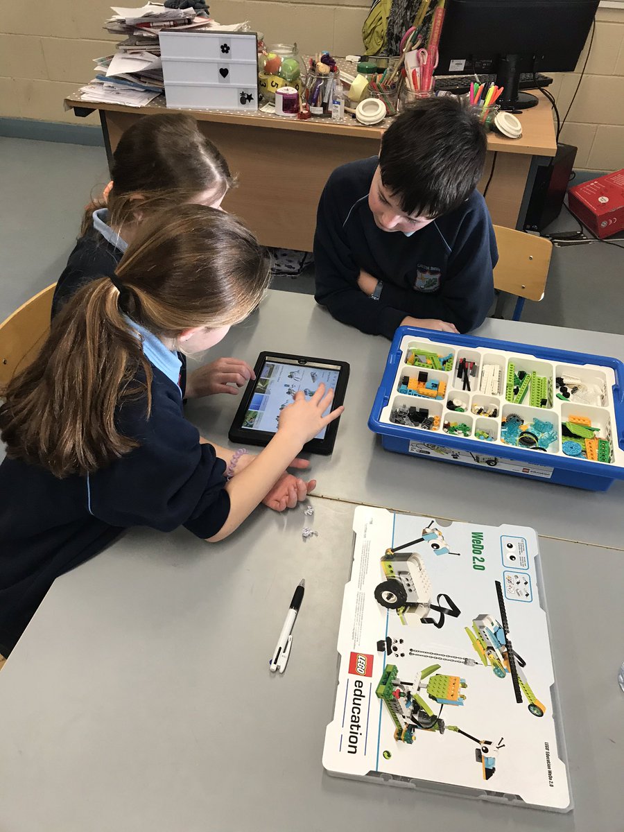 gaelscoildurlas's tweet image. Rang 5 ag obair ar thionscanamh eolaíochta inniu le Lego WeDo - Luas
Rang 5 working on their Science project on Speed. Who can build the fastest car! Using the @pascoscientific motion sensor we will measure the speed of our @LEGO_Group cars @TippSTEM @cbsthurles #DigitalCluster