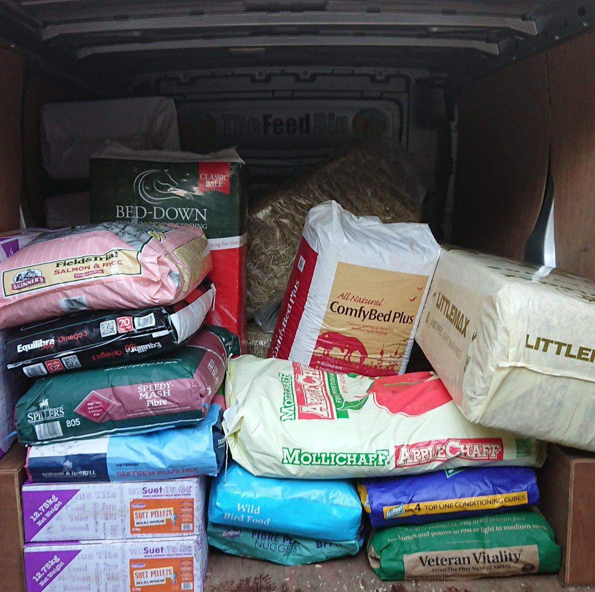 thefeedbin_LU2's tweet photo. ๐ด @beddownbedding @GfpUk @gwfnutrition @TeamSPILLERS #allenandpage @BaileysFeeds @DodsonHorrell & Marksway #mollichaff๐.๐ถ @SkinnersPetFood. ๐ฐ #superstraw @BedmaxShavings #superhay.
Wild ๐ฆ @SuetToGo #suetpellets & a bag of ๐ป ๐ based #nowastemixture.
Can you spot yours?? https://t.co/TRvEE2ffJ9