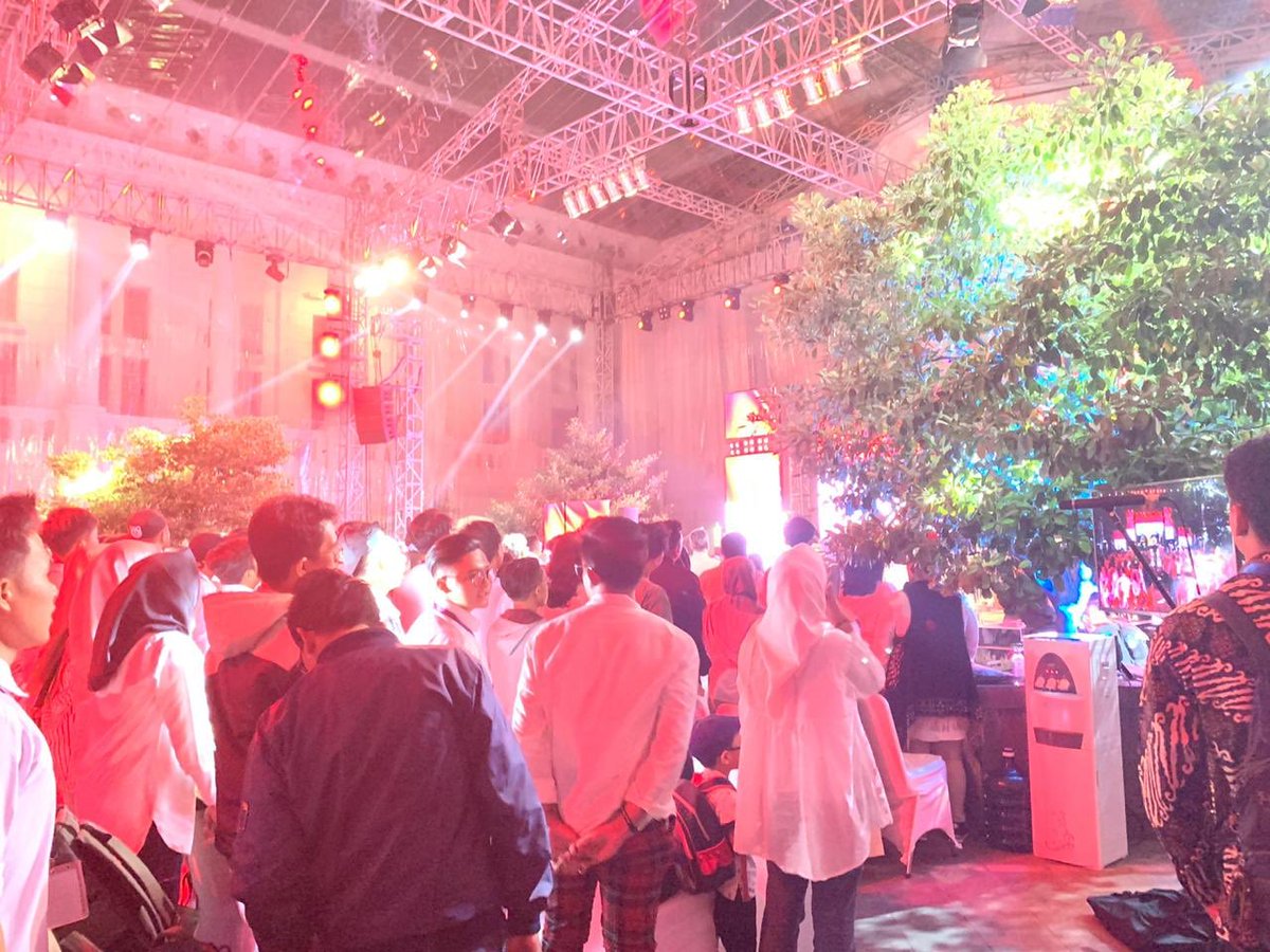 faameehofa's tweet photo. Jumat Malam ini ada acara seru nih! Bank Indonesia menyelenggarakan Netifest 2020 yaitu penganugerahan kepada pemenang video dan vlog competition BI #pakaiQRIS #BINetifest2020 @bank_indonesia https://t.co/RzXeR8pV2B