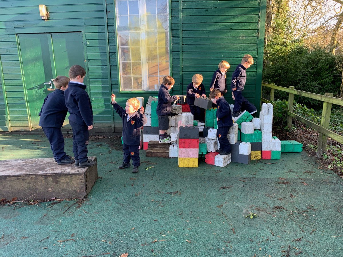 MoulsfordPP's tweet photo. Bobcats have been building a Ninja castle house boat and enjoying the sunshine at lunchtime today. #mpsfun #creativity #@MoulsfordPP https://t.co/Mj9vAgc4hW