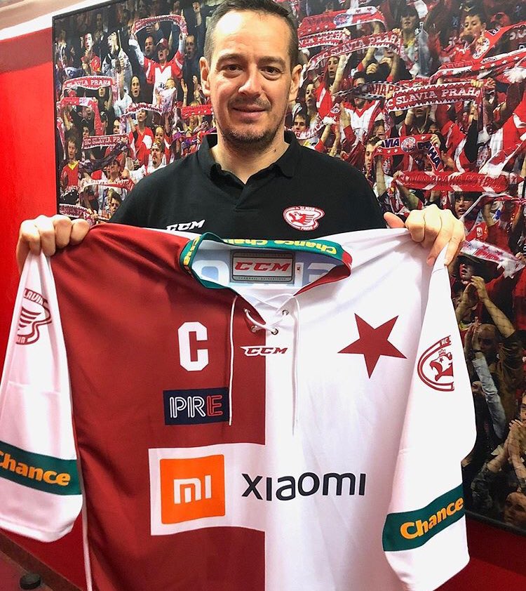 slavistickez's tweet photo. 🏒🔴⚪️ Hokejisté Slavie mají nového sponzora! Na dresech budou nosit logo čínského výrobce chytrých zařízení Xiaomi!
#hcslavia #xiaomi https://t.co/n7C9RIVXmk