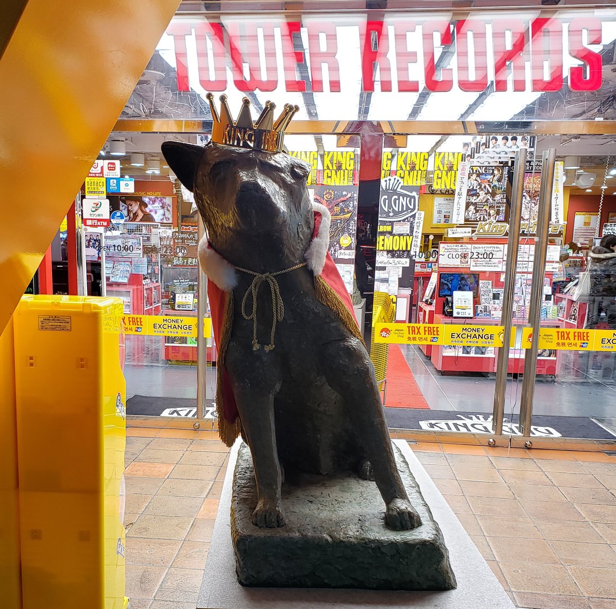 藤井義貴 Su Twitter タワレコ渋谷店の入口にいる犬の銅像 今まで気にした事が無かったんだけどこんなに斜めってたっけ Newアルバム Ceremony 発売記念のking Gnuならぬ King 犬 な訳ですね笑 藤井義貴 Su Twitter タワレコ渋谷店の入口にいる犬の銅像 今まで気にした事が無かったんだけどこんなに斜めってたっけ Newアルバム Ceremony 発売記念のking Gnuならぬ King 犬 な訳ですね笑