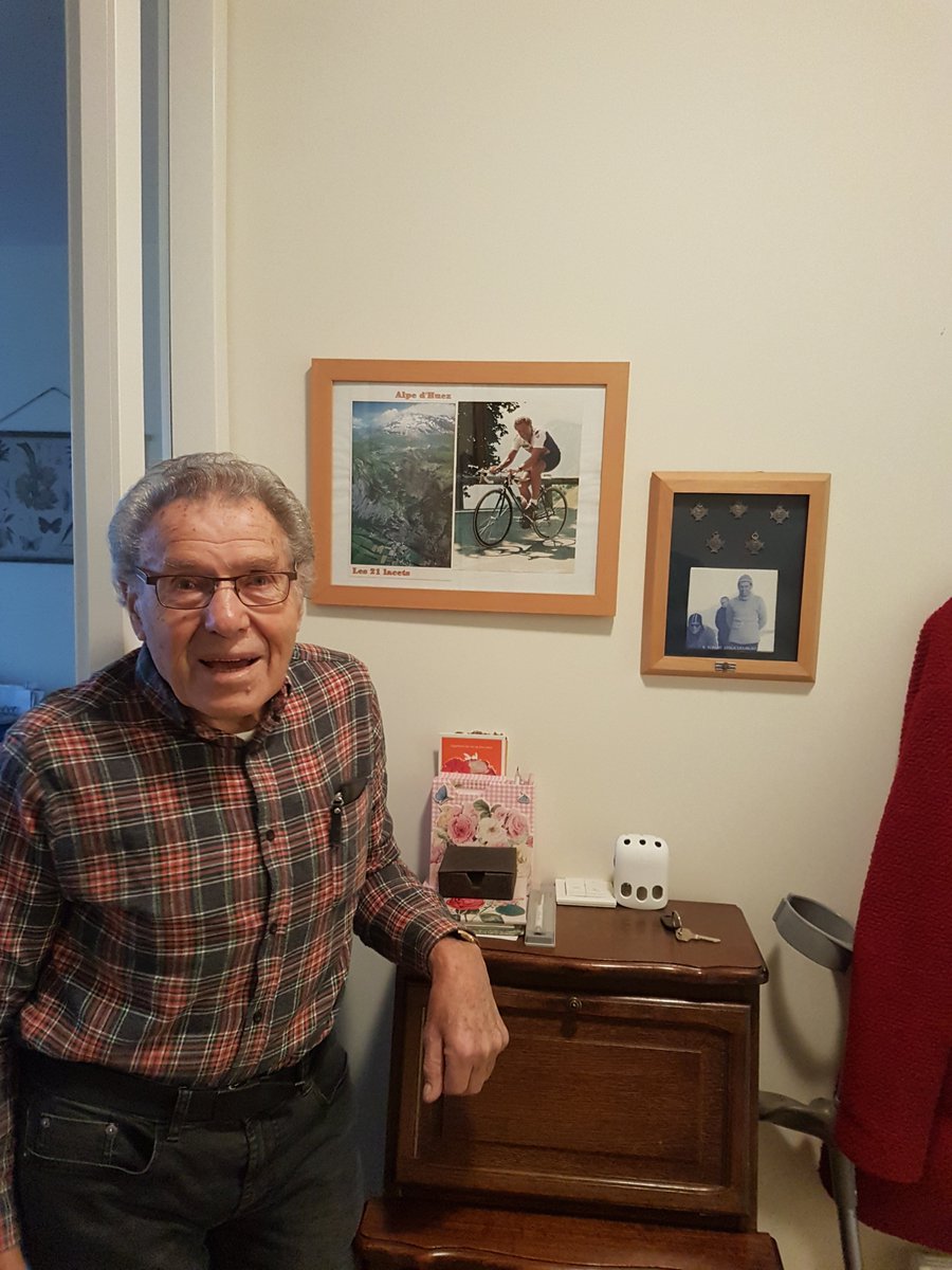 Dat is een binnenkomer: 5 Elfstedenkruisjes aan de muur! Opnames gemaakt met deze kwieke 91(!)jarige oudschaatser, die wereldkampioen Falco Zandstra nog liet afzien op de fiets in Frankrijk. Reed op z'n 68e de Tocht uit in '97. 'Een makkie' #elfstedentocht #elfstedenpodcast