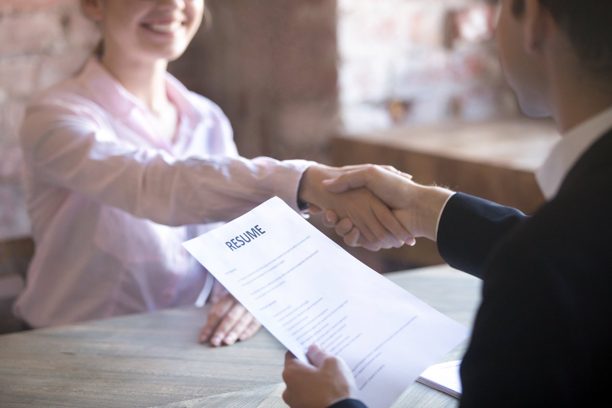 NKVK's tweet photo. Zoekt u als Nederlandse ondernemer personeel in België? Heeft u moeite om de Belgische loonwetgeving te doorgronden? Dan kan dit HR-overzicht van onze partner @Securex_BE u al een eind op weg helpen. https://t.co/KcGv3GtNUr https://t.co/D6uMpIRa0G