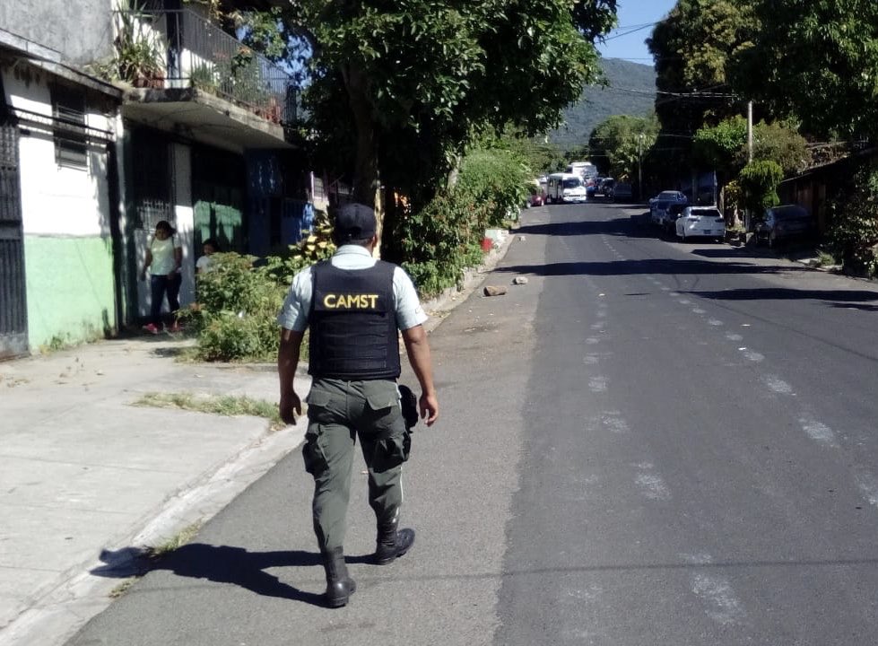 CAMdeSantaTecla's tweet photo. Nuestros agentes de CAMST Distrito 1, realizan patrullajes preventivos y control de tráfico en Boulevard Monseñor Romero, sector Veranda. #SantaTecla #EscudoTecla #SumamosProgreso https://t.co/GFpmCbvJPo