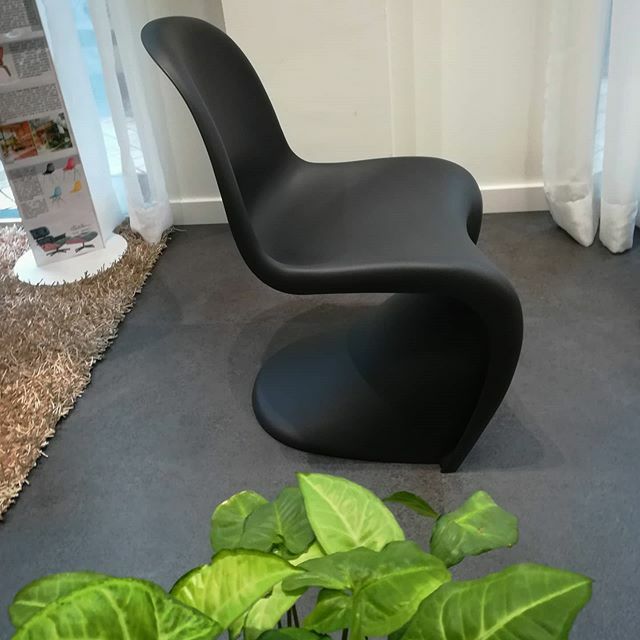 laraoficinas's tweet photo. ¿Conoces la Silla Panton?
🔹Icono del mueble moderno🔹
#Silla de una sola pieza diseñada por Verner Panton .
Disponible en varios colores.
Visita nuestro showroom y conoce esta espectacular silla de @vitra
🌟🌟🌟
#laraoficinas
#vitradesign #vitra #… https://t.co/T7p3GXKZym https://t.co/yn9m1O6dJd
