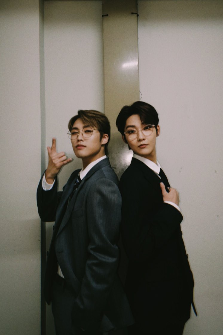 WE_THE_BOYZ's tweet photo. [제이콥] I be on my suit and tie #단풍즈 #moonbae #케콥 #canadabois https://t.co/idBjewEBcj