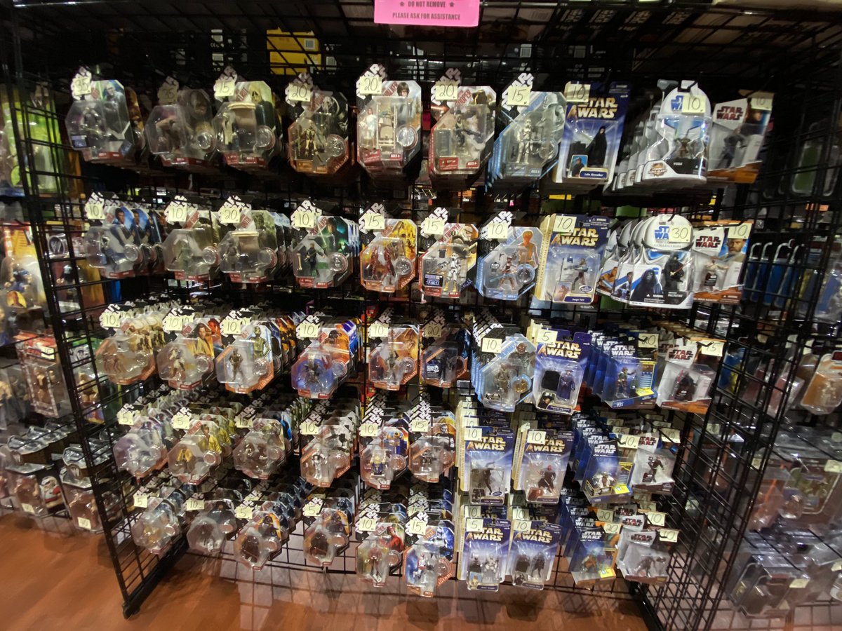 KokomoToys's tweet photo. Adding new #StarWars figures to the racks this morning. #stackemdeep https://t.co/KUy87TrPO8