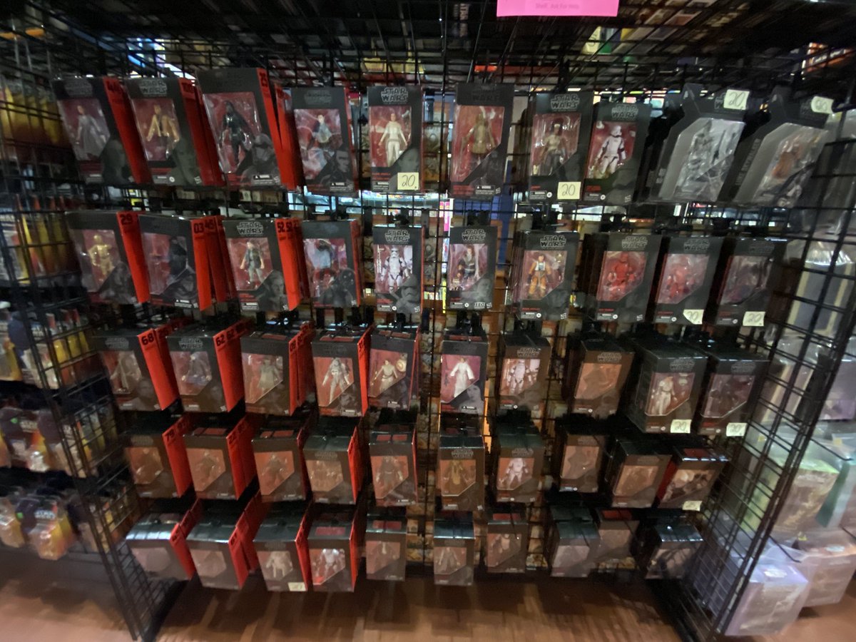 KokomoToys's tweet photo. Adding new #StarWars figures to the racks this morning. #stackemdeep https://t.co/KUy87TrPO8