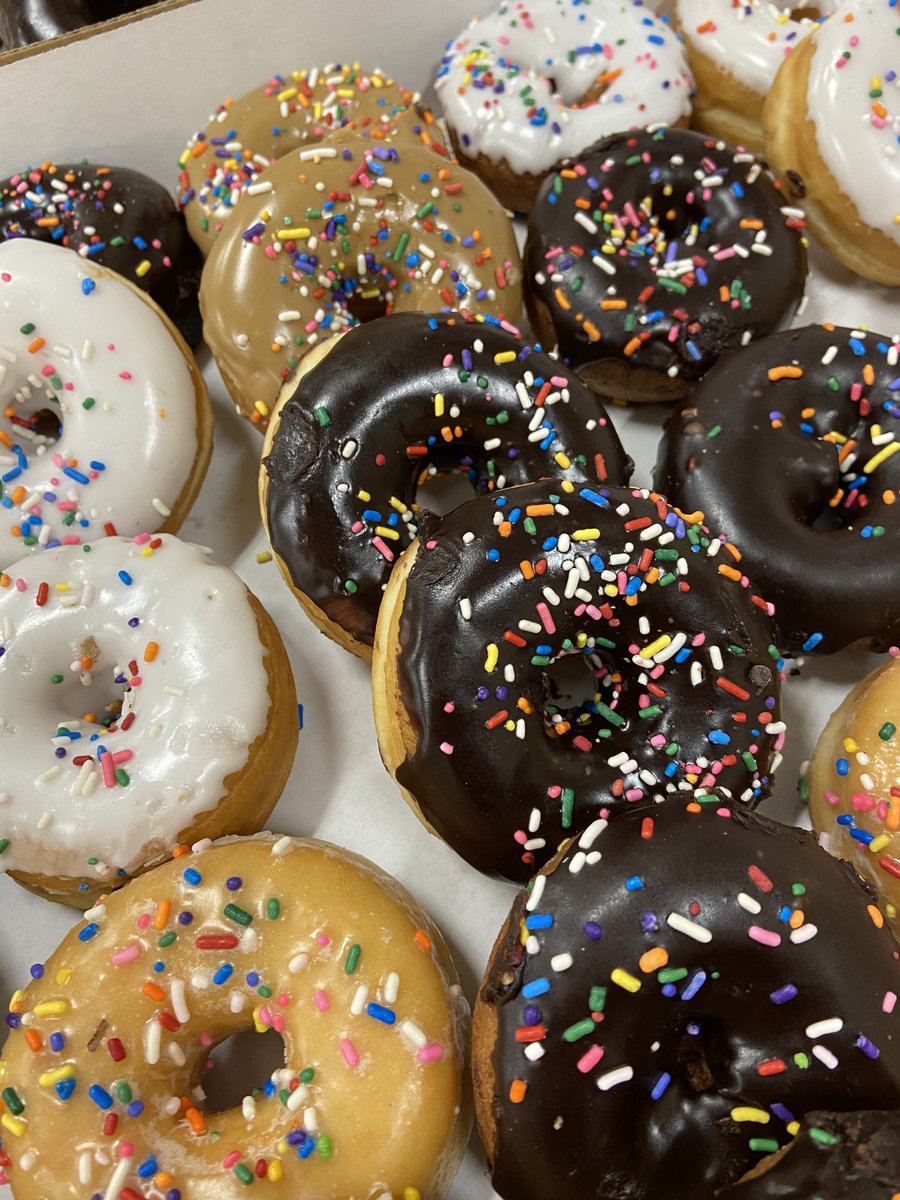 MarymountSsme's tweet photo. What is happening today? It's the first #DoTheBlue Friday in 2020! Stop by Rowley G106 for a free doughnut and show off your @MarymountU blue! #GoSaints #DoughnutsWithTheDean! https://t.co/mxFsL67E60
