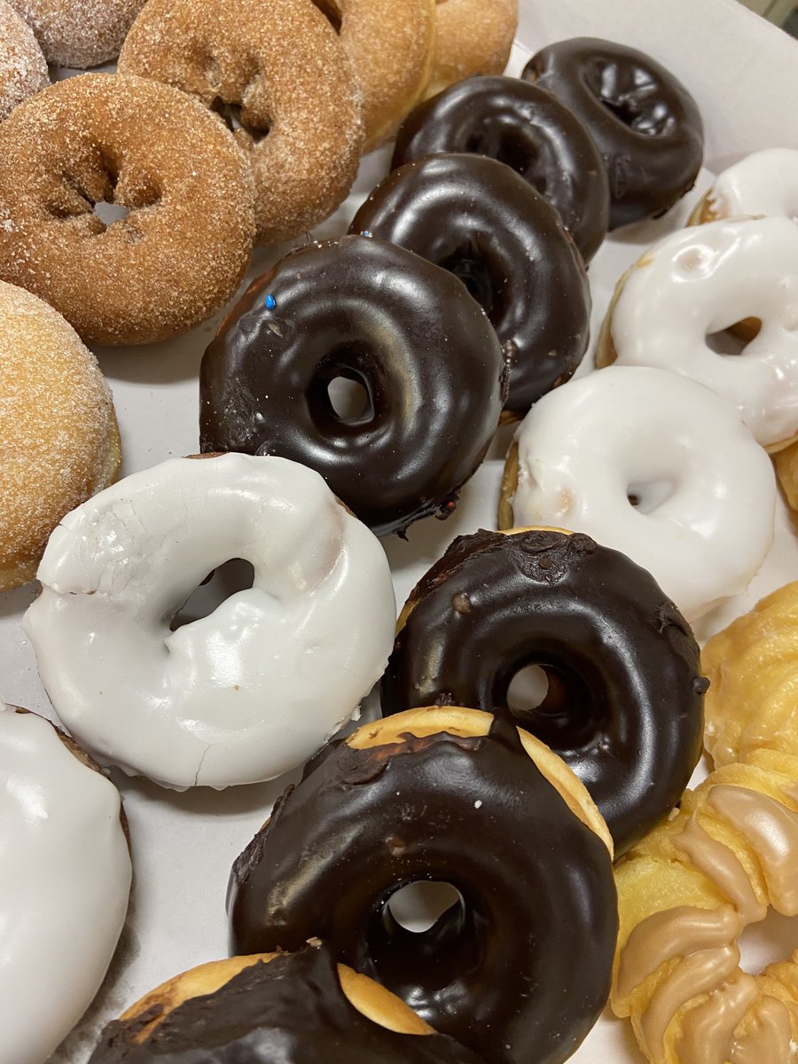 MarymountSsme's tweet photo. What is happening today? It's the first #DoTheBlue Friday in 2020! Stop by Rowley G106 for a free doughnut and show off your @MarymountU blue! #GoSaints #DoughnutsWithTheDean! https://t.co/mxFsL67E60